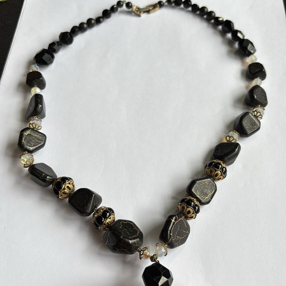 🎉4/30$🎉 Vintage Elegant Black and Gold Necklace - Picture 4 of 4